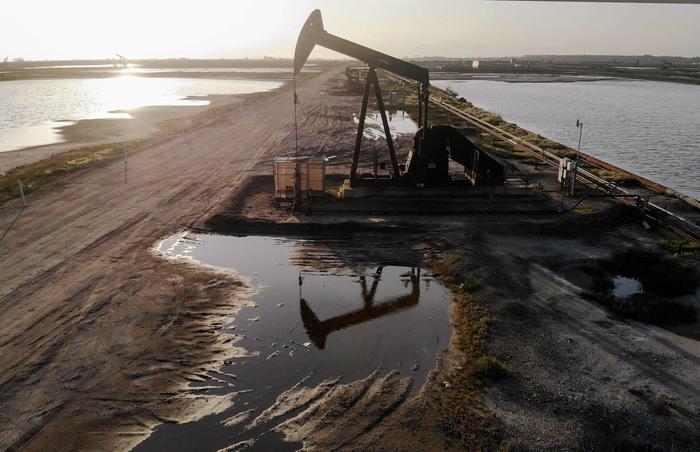 Petrolio: chiude in rialzo a New York a 65,41 dollari