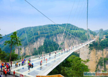 Ponte di cristallo si rompe ed un uomo rimane intrappolato. Peggio di un triller