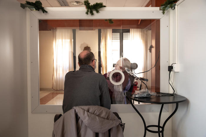 Tamponi e rose, le famiglie davanti alle Rsa per riaprire