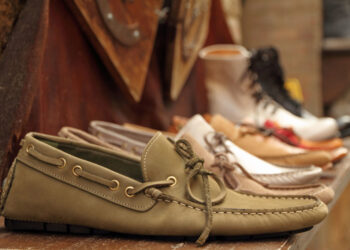 Titoli di abbigliamento in direzioni opposte: VF perde il 6%, Deckers Outdoor sale del 6%