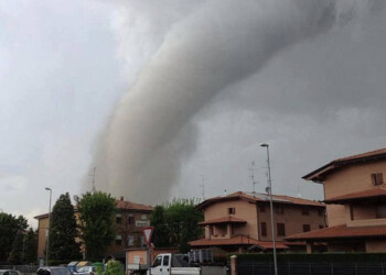 TORNADO e GRANDINE come uova vicino Bologna