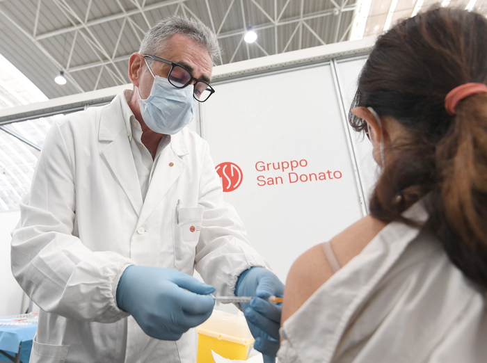 Vaccini: Pregliasco in hub Novegro, proteggiamo noi stessi