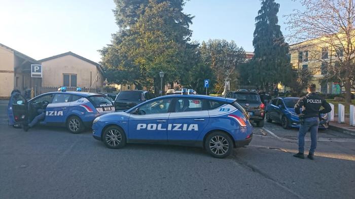Violentata in una scuola a Roma, caccia all’uomo