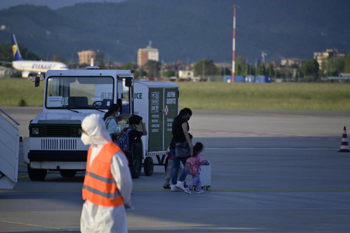 Volo India-Orio: 34 positivi ai tamponi controllo