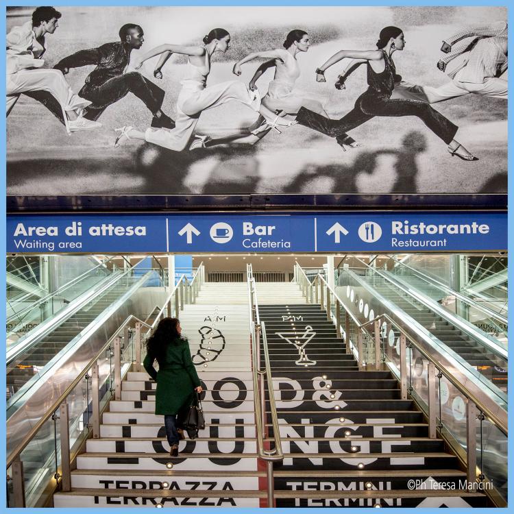 “In Transito” – “Passaggi” di Riccardo Cattani, e “Quotidiane visioni” di Teresa Mancini: una duplice mostra fotografica dedicata al viaggio presso la Stazione Tiburtina di Roma