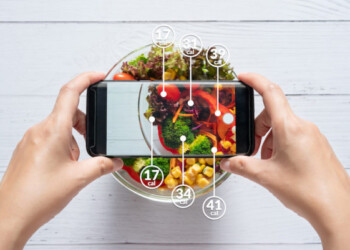 Cibo, nel futuro dovremo cambiare dieta: il pasto sarà composto da alghe, funghi, insetti