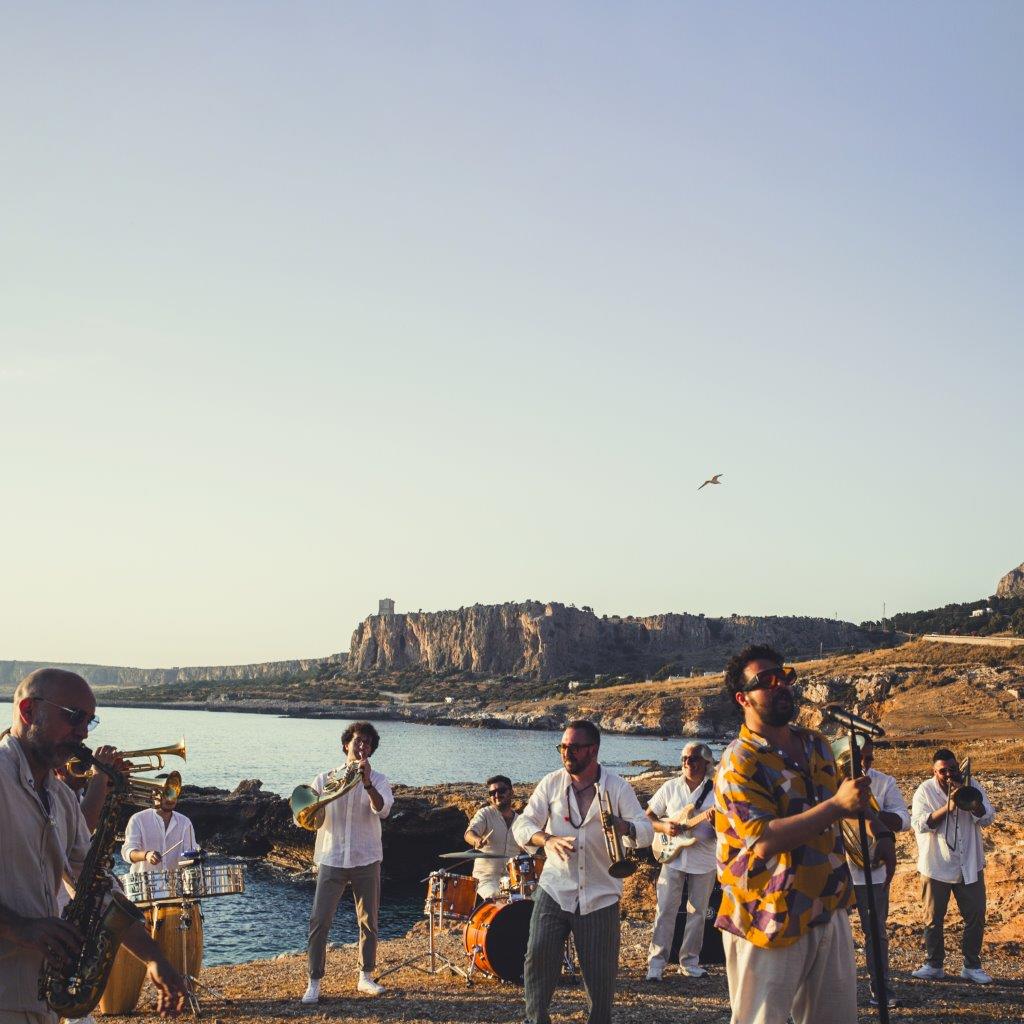 Gli Ottoni Animati salutano l’estate e la zona bianca con “La Vida”, nuovo video girato sulle scogliere di Makari
