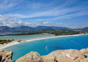 La Sardegna che non ti aspetti: ecco la guida di Estay per pianificare la vacanza sull’isola in sicurezza e comodità