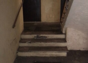 Roma: Tre famiglie limitate nell’uscire dal proprio palazzo, a causa dell’assenza di uno scivolo per disabili.