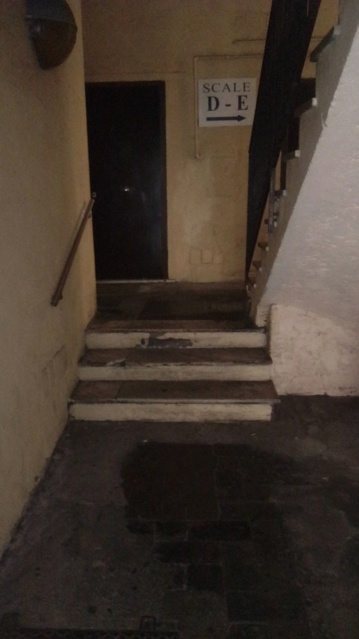 Roma: Tre famiglie limitate nell’uscire dal proprio palazzo, a causa dell’assenza di uno scivolo per disabili.