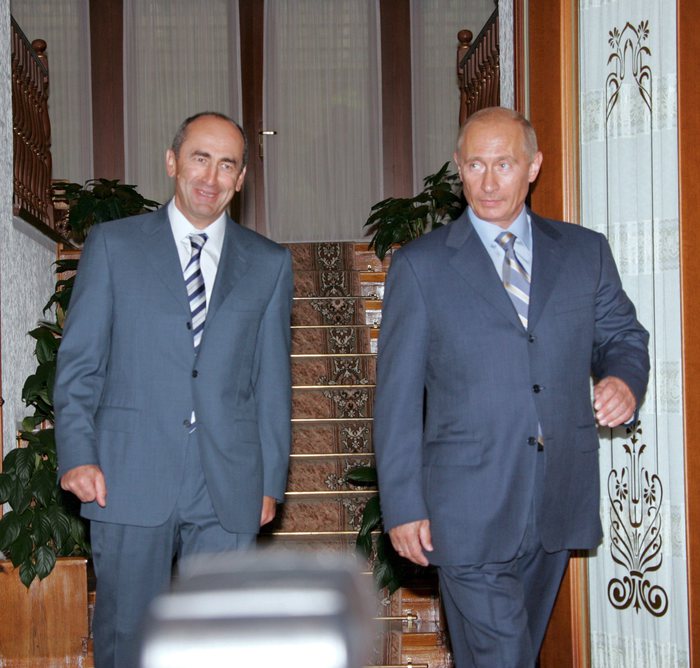 Armenia: 20 mila in piazza a sostegno dell’opposizione