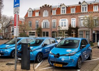 Auto elettrica in Europa, in soli tre Paesi il 70% dei punti di ricarica