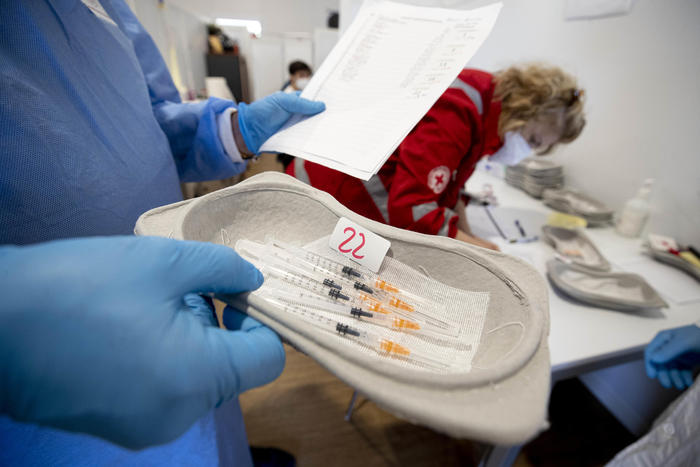 Covid: 1.723 positivi, 52 vittime