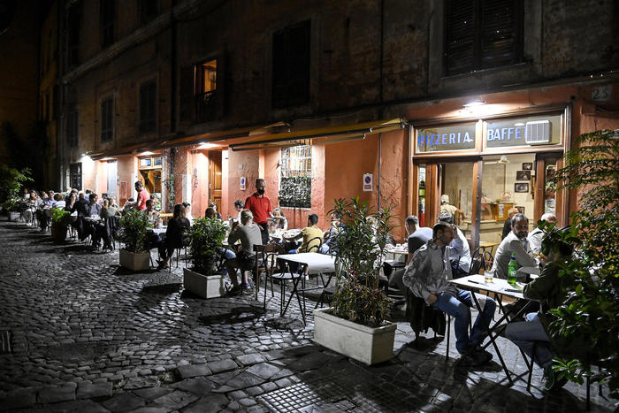 Covid: 1.896 positivi, 102 vittime. Il tasso di positività scende sotto l’1%, 0,8%