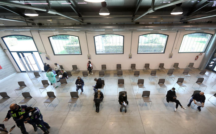 Covid: 881 positivi, 17 vittime. Positività stabile