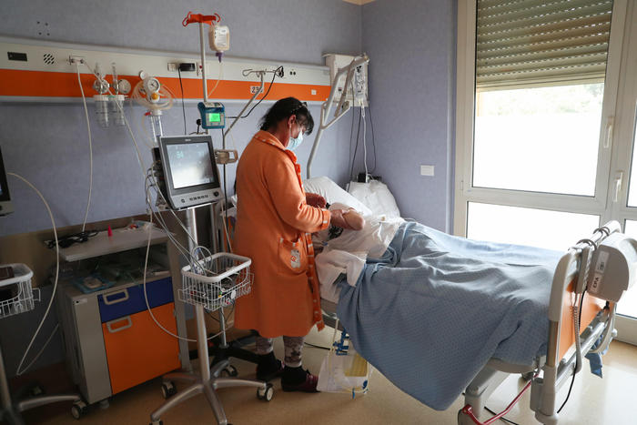 Covid: ‘attualmente positivi’ scendono sotto quota 100 mila