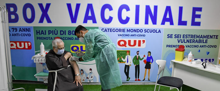 Covid: oggi 927 positivi, tasso di positività allo 0,5%