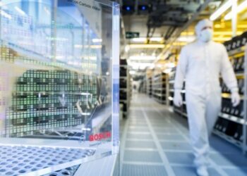 Crisi microchip, a Dresda la prima fabbrica gestita dall’intelligenza artificiale
