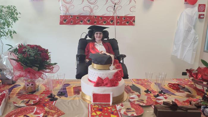 Da mesi ricoverata, 25enne con la distrofia laureata in ospedale