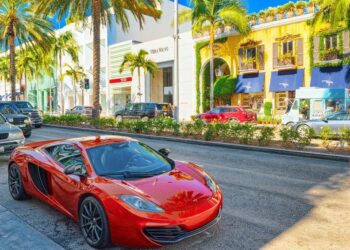 Ecco perché Ferrari ha scelto un veterano dell’elettronica come nuovo CEO