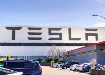 Esperto di investimenti su azioni Tesla: “Comprate ogni volta che ne avete la possibilità”
