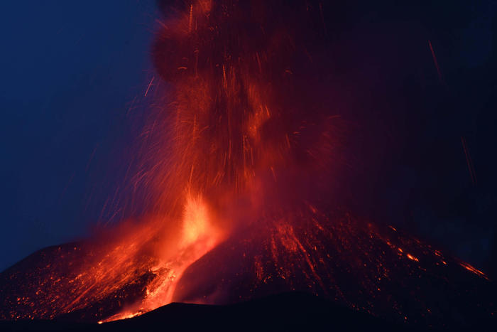 Etna: eruzione continua, nuova fontana di lava da Sud-Est