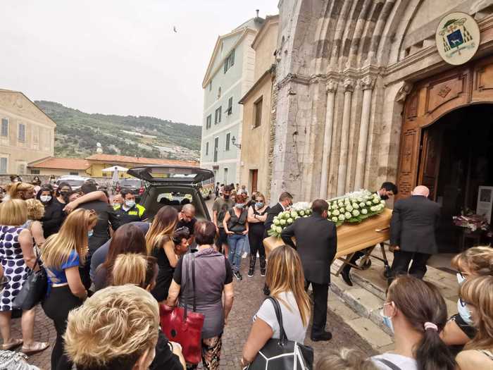 Femminicidio Ventimiglia: folla per l’addio a Sharon