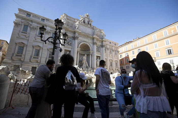 Folla in centro Roma, chiusa area Fontana di Trevi