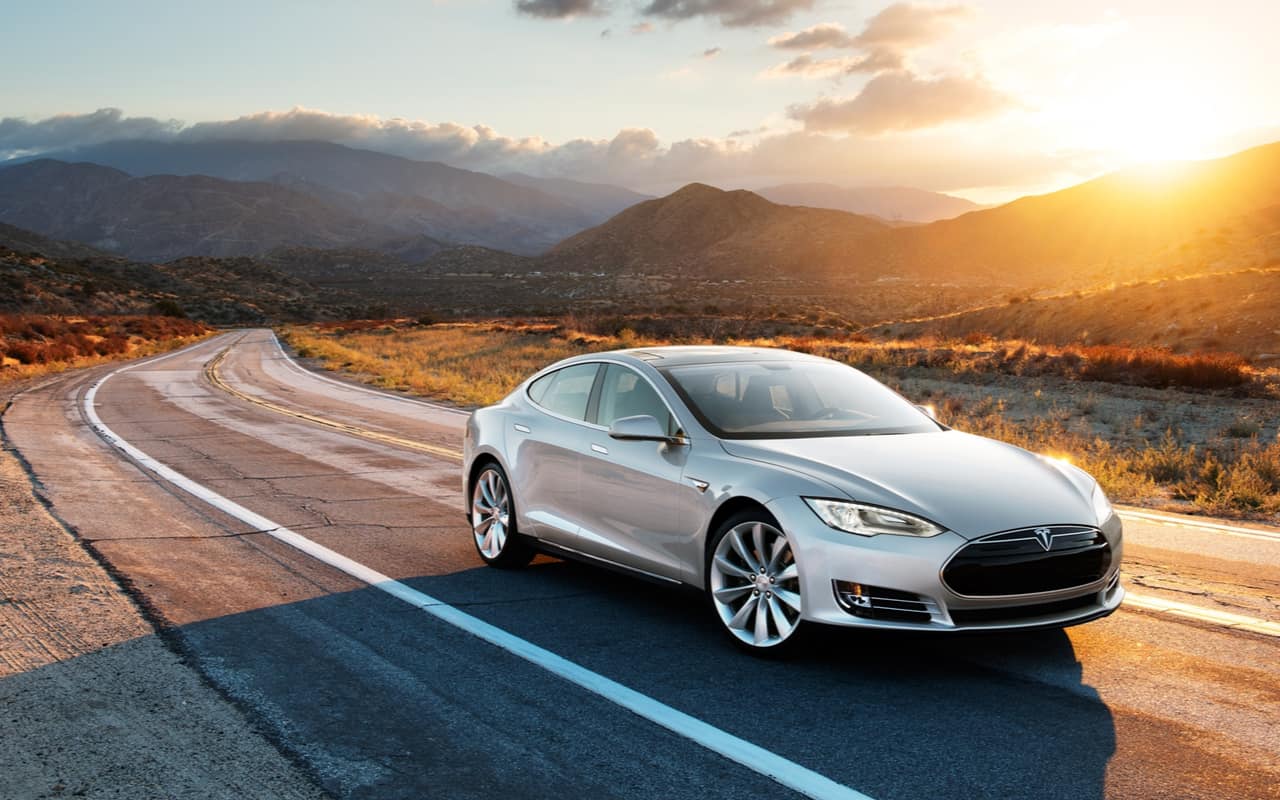 Tesla grigio S vista al tramonto.