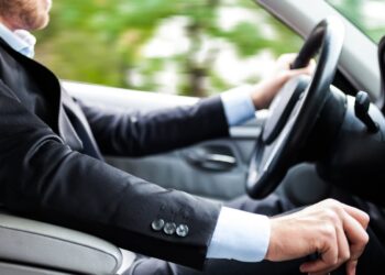 I giovani e l’auto: solo un “under 25” su 8 ne possiede una