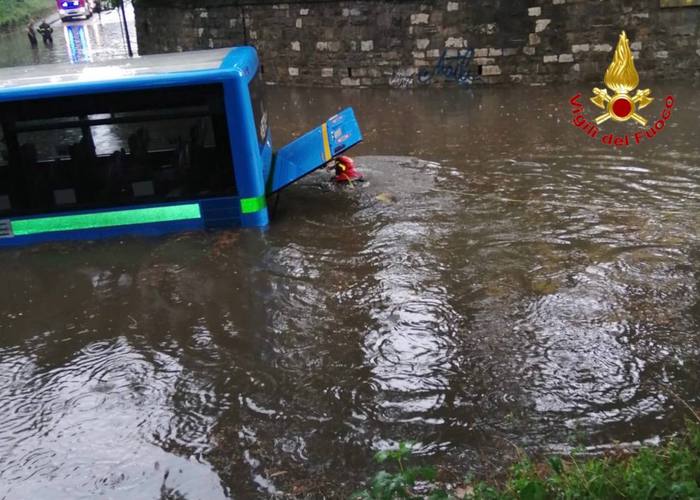 Maltempo: passeggeri bus soccorsi da pompieri con gommone
