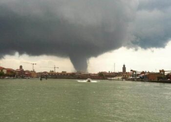 METEO di GIUGNO esplosivo: il famoso TORNADO sulla Laguna di VENEZIA