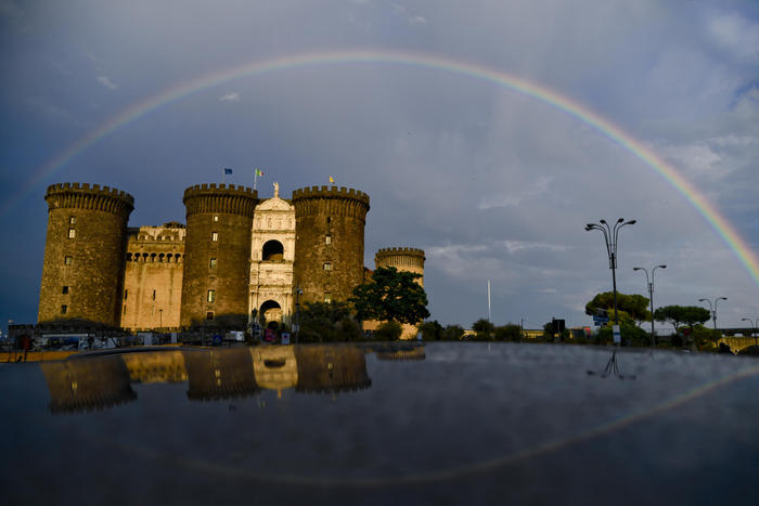 Meteo: dopo allerta gialla, arcobaleno orna Golfo di Napoli