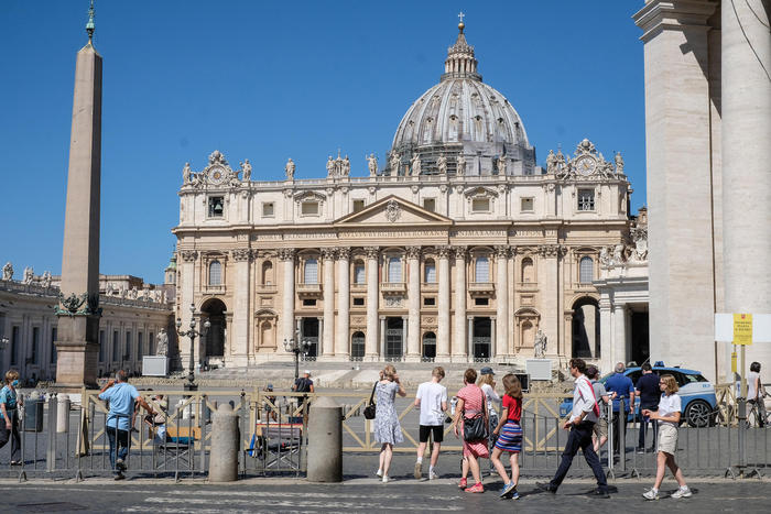 Minaccia con coltello passanti vicino San Pietro, arrestato