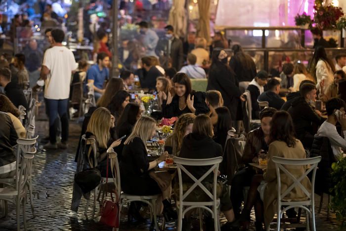 Movida Roma: troppa folla, ieri sera transenne a Campo de’ Fiori
