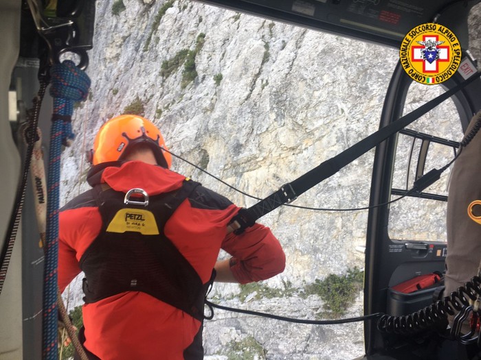 Parapendii si scontrano in volo, giovane ferita