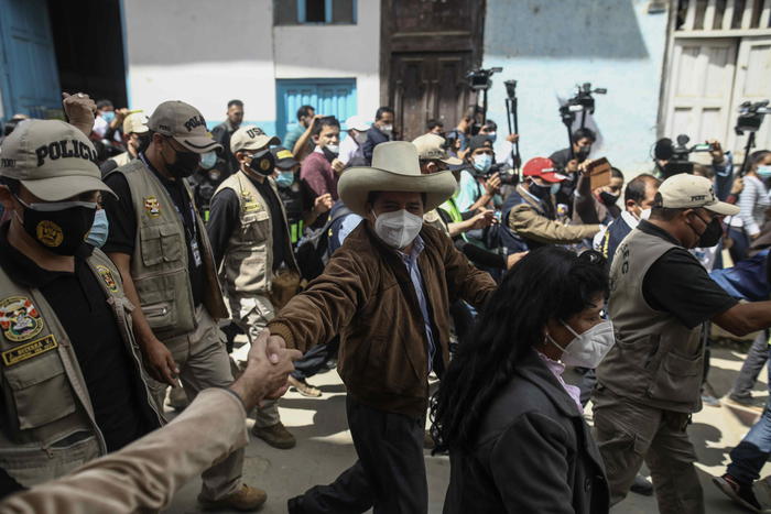 Perù: exit poll, lieve vantaggio di Fujimori su Castillo