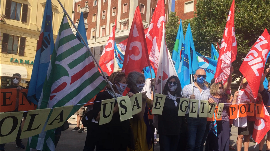 Scuola, precarietà non è sicurezza: flash mob dei lavoratori per le stabilizzazioni