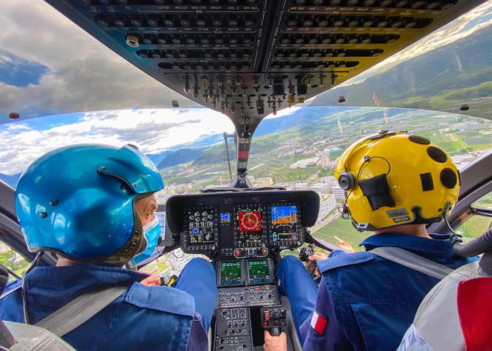 Precipitano in cascata, una persona morta e una gravissima