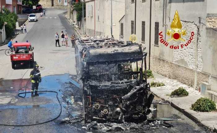 Pullman prende fuoco in sud Sardegna, 15 studenti in salvo