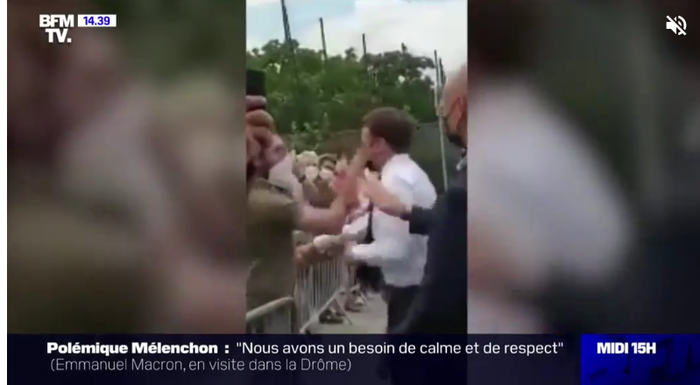 Schiaffo a Macron tra la folla, due arresti
