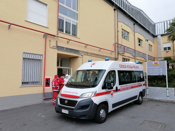 Sequestrano un’ambulanza a Napoli per soccorrere un parente