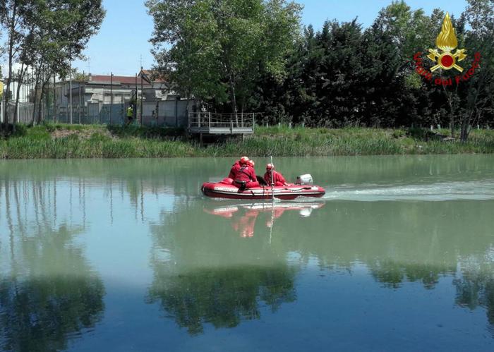 Si rovescia canoa sul Mincio, un morto e un ferito