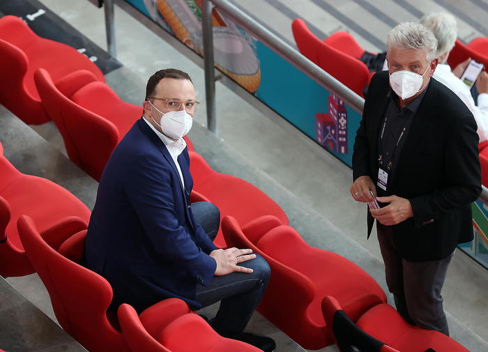 Sindaco Monaco, Uefa ‘vergognosa’, palazzi città arcobaleno