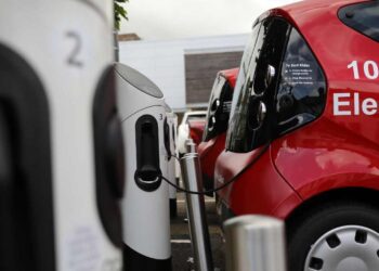 Sorpresa, chi guida l’auto elettrica fa più chilometri di chi usa quella a benzina