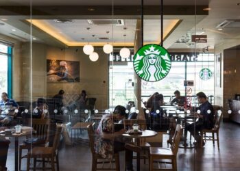 Starbucks riconosce la carenza di offerta mentre il ritmo di riapertura accelera