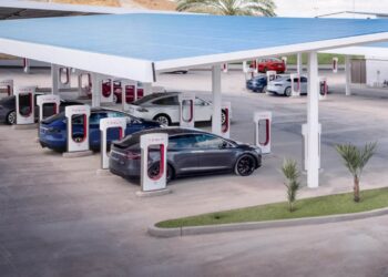 Tesla apre a tutti la sua rete di ricarica Supercharger