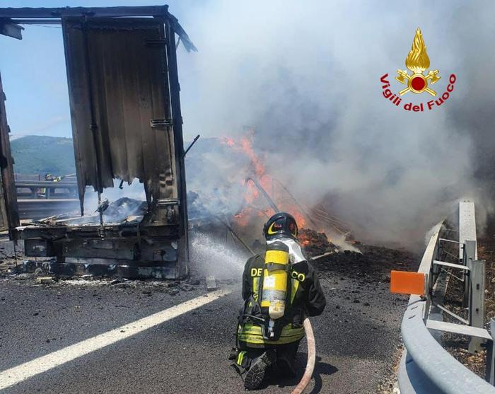 Tir in fiamme in A1, riaperta autostrada, grave conducente