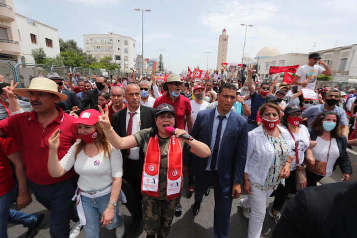 Tunisia: in centinaia protestano davanti al parlamento