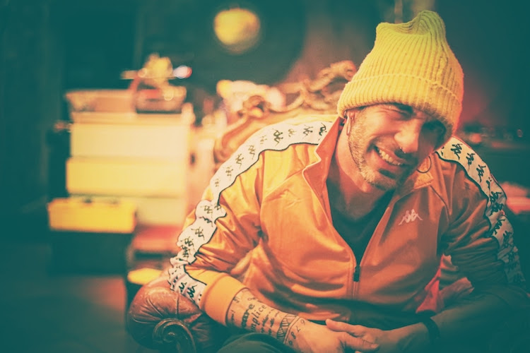 PARKER, il cantautore entra in scuderia Full Heads records e debutta con il primo singolo “Il tuo cane OZ”